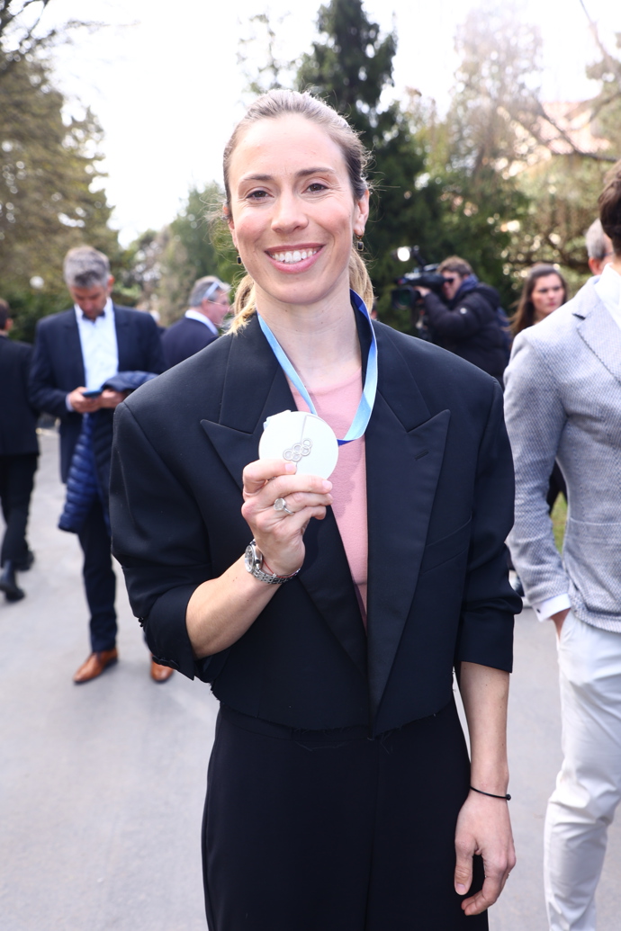 Snowboardistka Eva Adamczyková se svou medailí. 