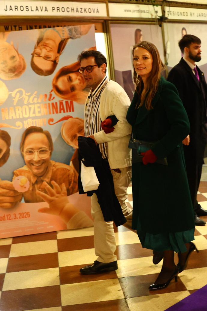 Anna Polívková na odchodu s manželem. 