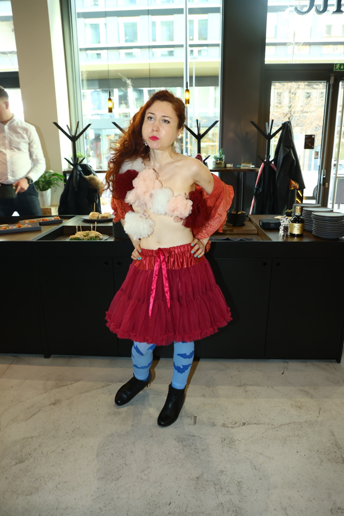 Bizarní obleček režisérky Evy Toulové.