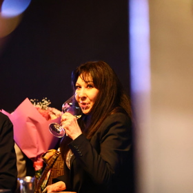 Dáda opět skončila se sklenkou v ruce.