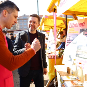 Vít Rakušan pobíhal mezi stánky.