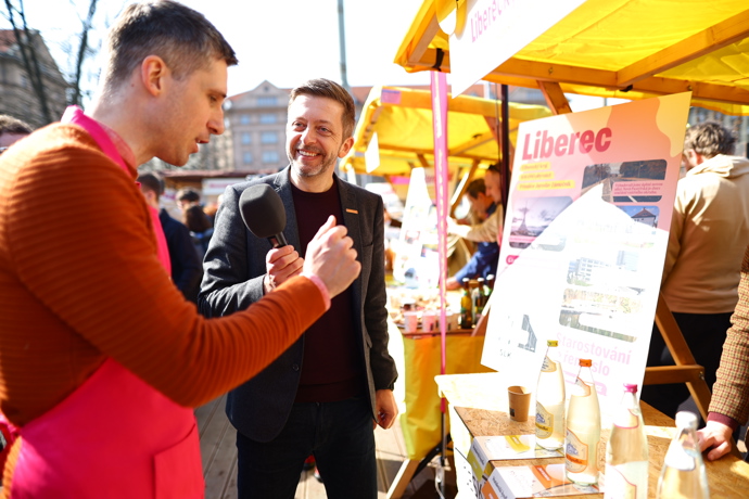 Vít Rakušan pobíhal mezi stánky.