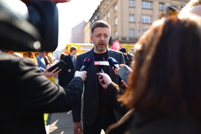 Vít Rakušan před novináři.