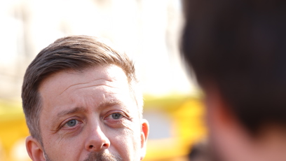 FOTO: Vít Rakušan odpovídá novinářům.