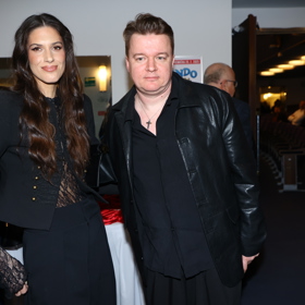 Petr Kolečko, jeden z autorů muzikálu, přišel ve své oblíbené černé kůži a v doprovodu manželky Anety Vignerové. Také ona se zahalila do černé. 