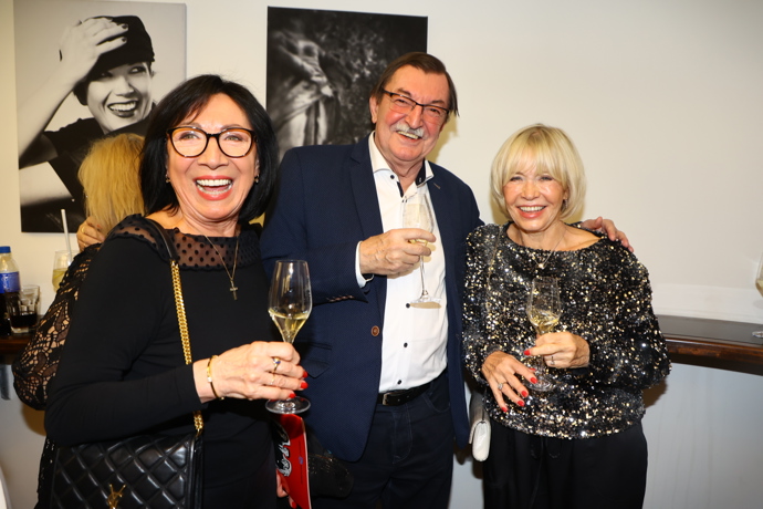 Jana Švandová oblékla svetr pošitý zlatými pajetkami a dobře se bavila ve společnosti skladatele Zdeňka Bartáka.