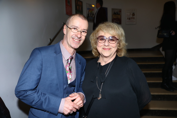 Iva Hüttnerová přišla ve svých oblíbených zabarvených brýlích a oblékla oblíbenou černou halenku. 