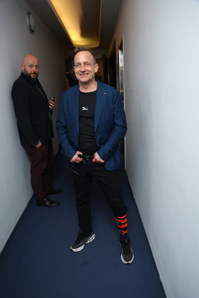 Namísto společenských bot nazul Kocián tenisky. 