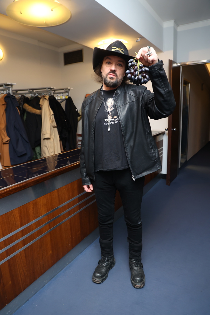 Fotografům pózoval s hroznovým vínem. 