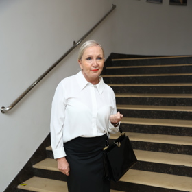 K bílé košili zpěvačka oblékla černou sukni a přidala černé lodičky s uzavřenou, ostrou špičkou. 