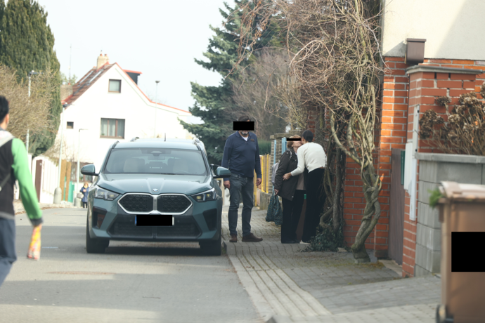 Ornelle Koktové patří polovina dvojdomku v Praze 6 Nebušicích.