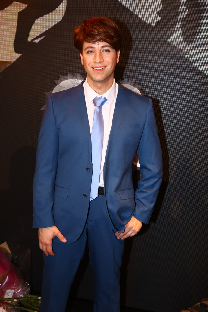 Milan Peroutka tak, jak ho vidíme v závěru muzikálu - ve slušivém obleku a s křídly na zádech. 