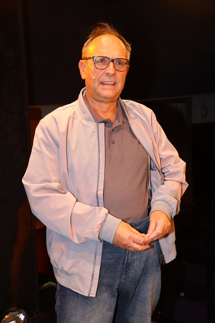 Hvězda Slunce, seno, Pavel Kikinčuk. Také on pózoval se svém divadelním kostýmu. 