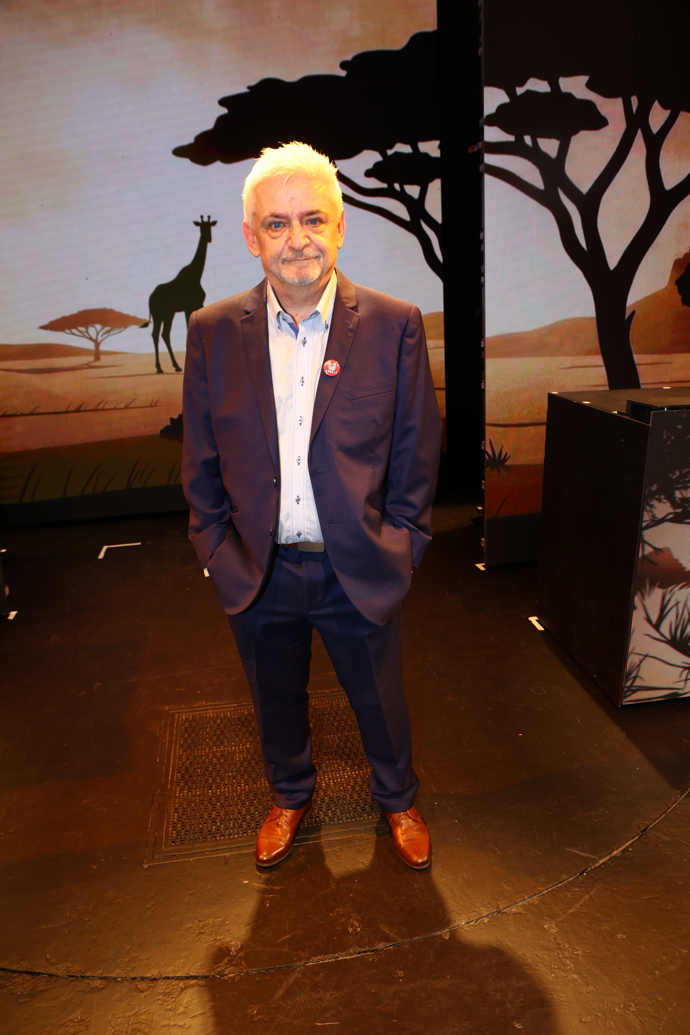 Bavič k obleku nazul naleštěné hnědé polobotky. 