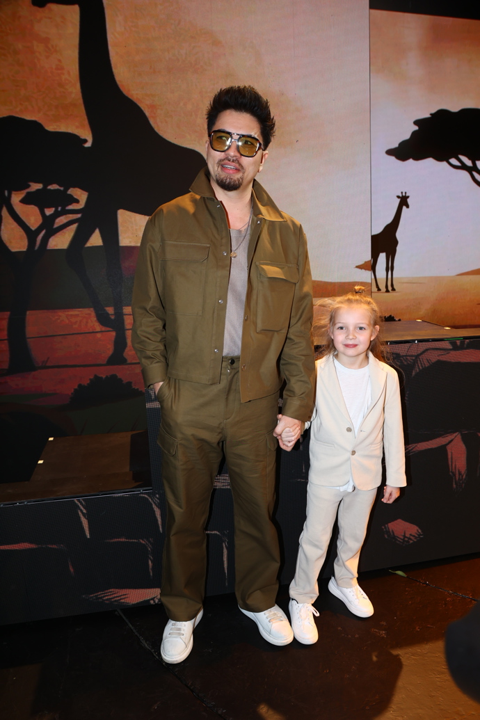 Manžel Martiny Gavriely Marcus Tran pózuje se synem Leem, který oblékl elegantní smetanový oblek doplněný o bílé tenisky. 