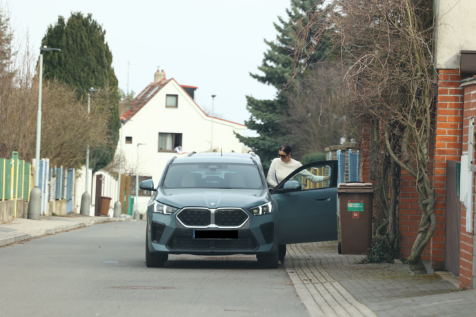 Ornella Koktová odjíždí ze svého nového domu.