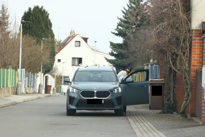 Ornella Koktová při odjezdu ze svého nového místa bydliště.