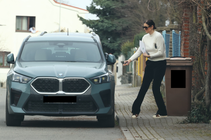 Ornella Koktová odjíždí ze svého nového domu.