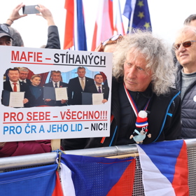 Demonstranté na Letné.