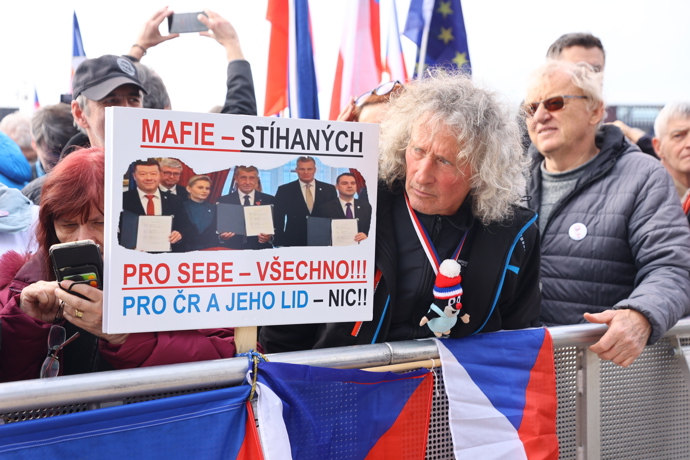 Demonstranté na Letné.