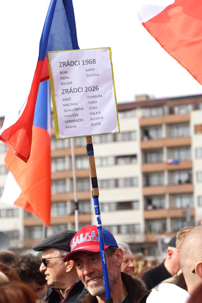 Jeden z transparentů.