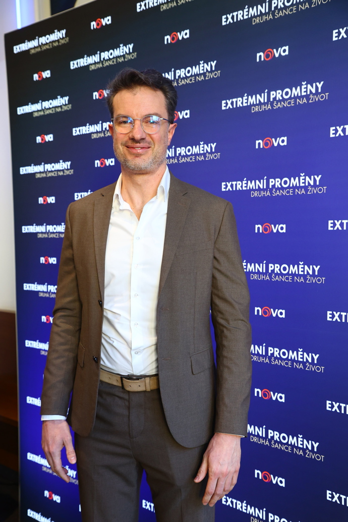 Plastický chirurg požaduje po účastnících takovou váhu, která je pro operaci kůže bezpečná. 