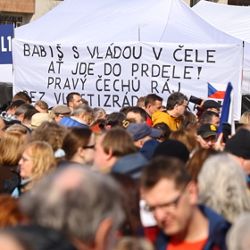 Některé z transparentů byly ostré.