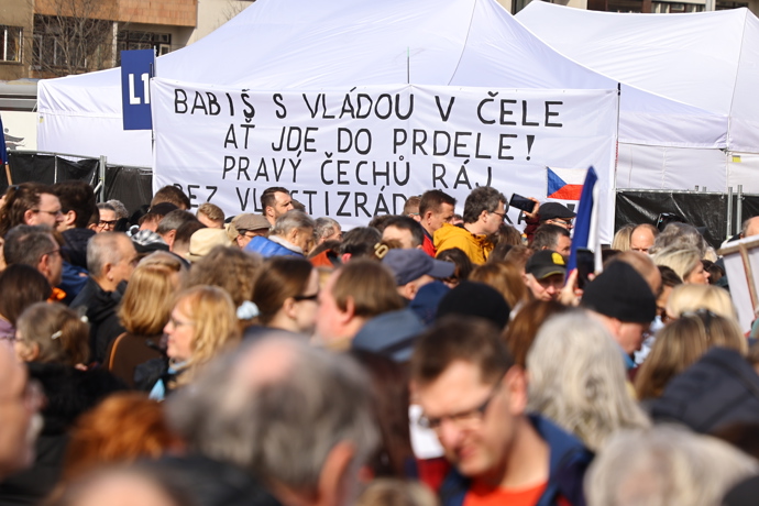 Některé z transparentů byly ostré.