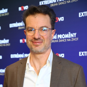 Ondřej Měšťák pomáhá s odstraněním převisu kůže také účastníkům pořadu Extrémní proměny. 