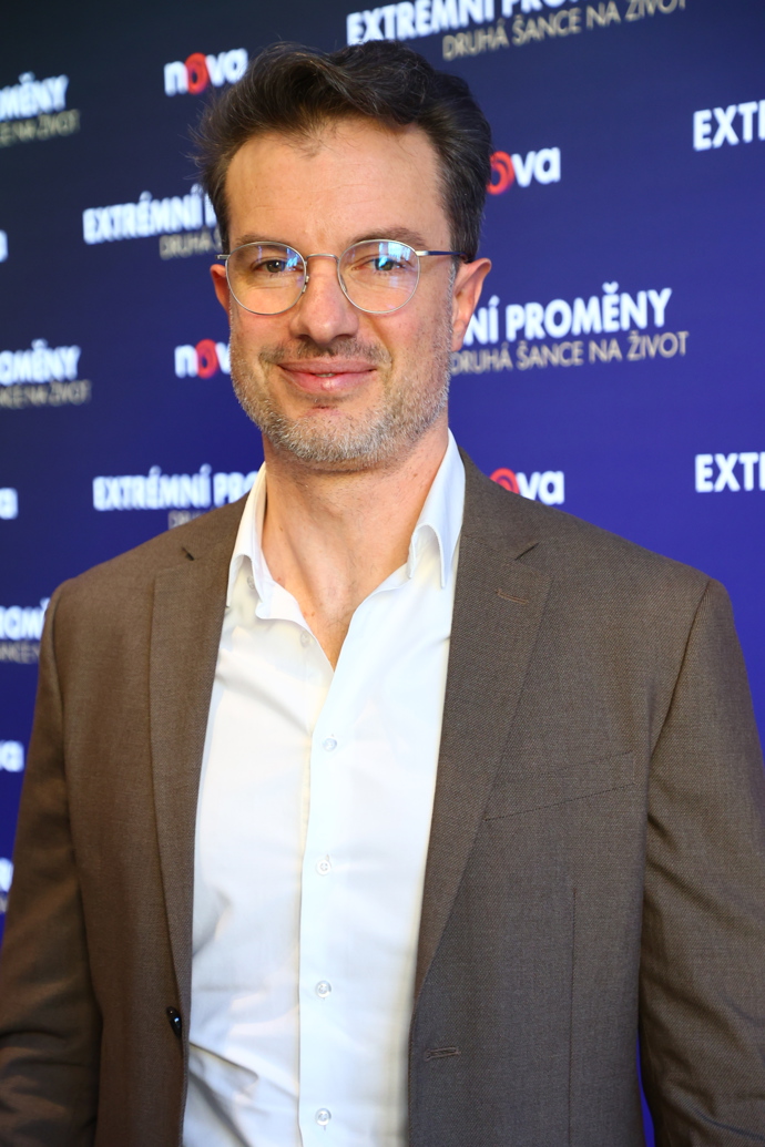 Ondřej Měšťák pomáhá s odstraněním převisu kůže také účastníkům pořadu Extrémní proměny. 