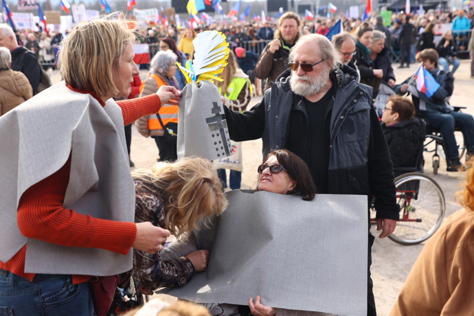 Demonstranti na Letné.