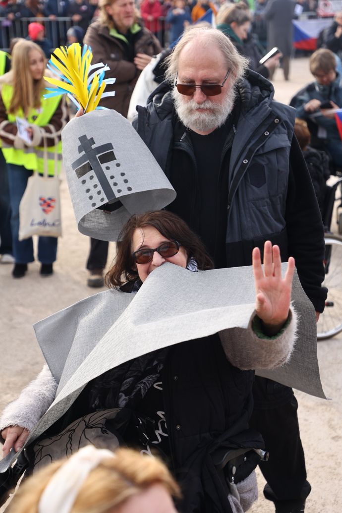Demonstranti na Letné.
