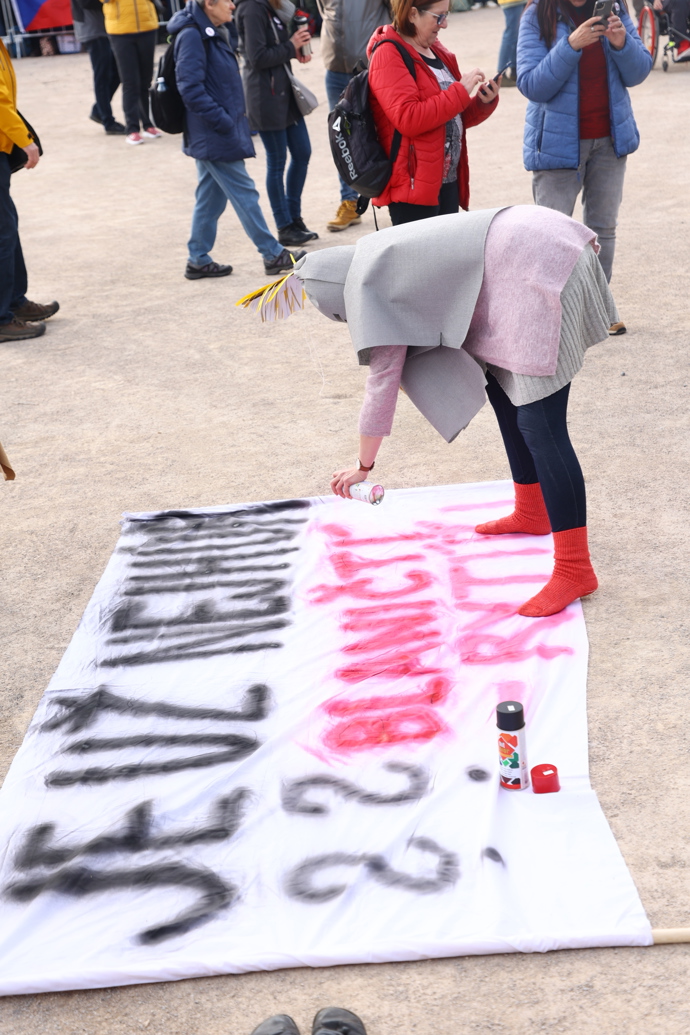 Lidé si připravovali transparenty. 