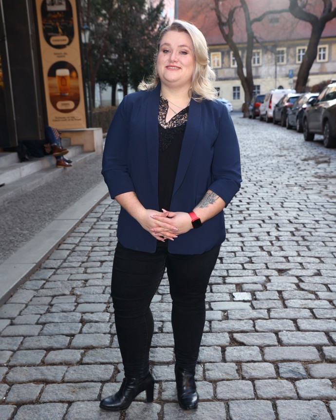 A tady je Helena po roce usilovné práce na tiskové konferenci - dole má neskutečných 70 kilogramů. 