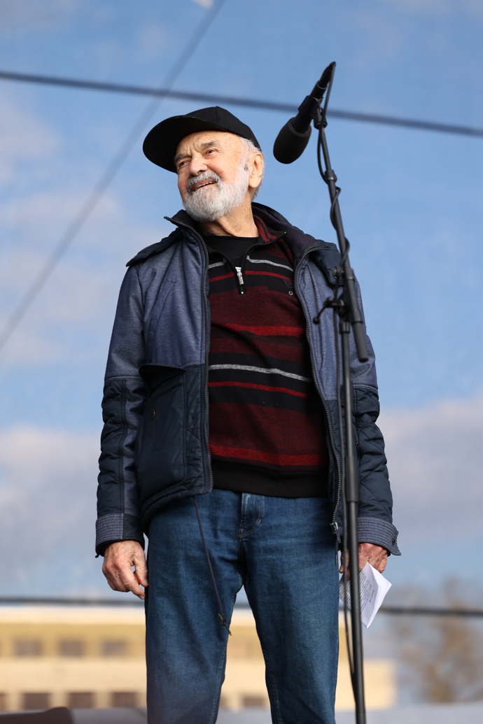 Zdeněk Svěrák na demonstraci.
