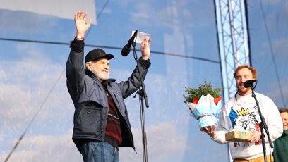 FOTO: Zdeněk Svěrák a Mikuláš Minář na pódiu.