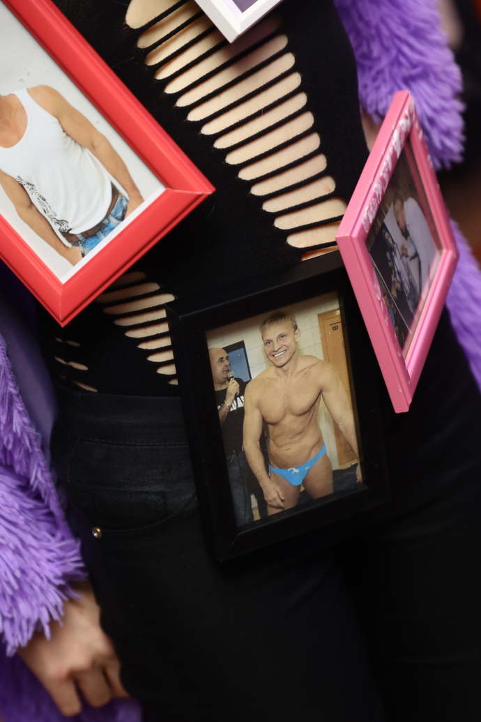 Eva Toulová přišla vyzdobená podobiznami Martina Maxy.