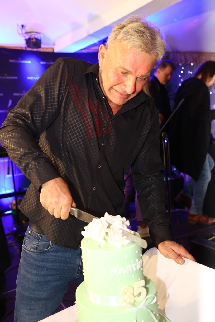 Marzin Maxa krájí dort na oslavě svých narozenin.