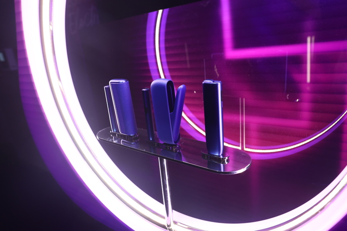 Vrcholem audiovizuálního představení byla projekce, která propojila jednotlivé instalace a představila novou barvu zařízení IQOS ILUMA i Electric Purple a s tím spojenou iniciativu Electric Dreams.