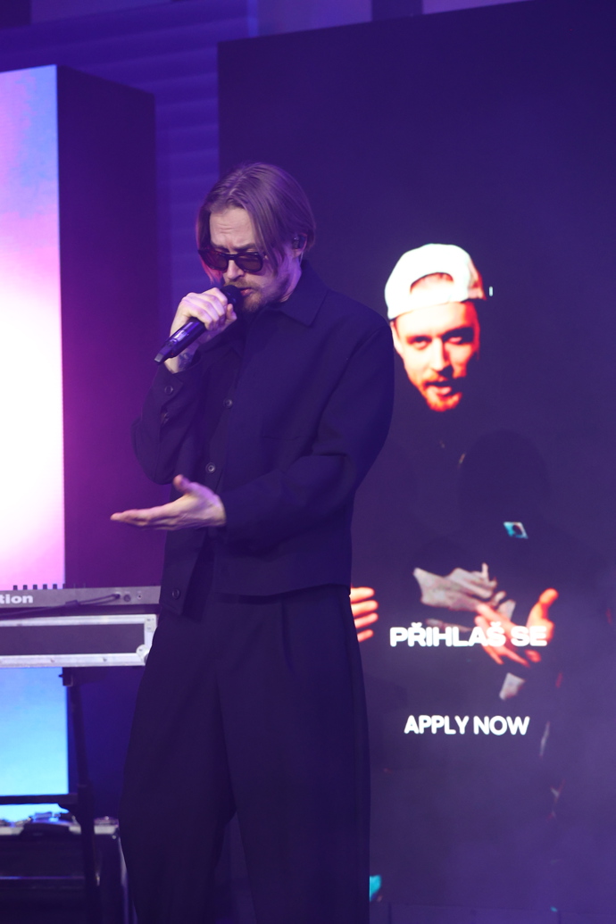 Součástí večera bylo také představení lokálního projektu Korzuj za snem, který ve spolupráci s IQOS přináší český rapper, producent a režisér Paulie Garand. 