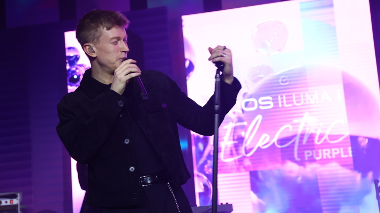 Součastí večera bylo také vystoupení Adama Mišíka. 