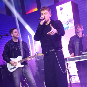 Adam Mišík během své show. 