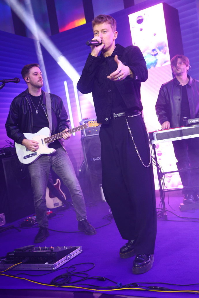 Adam Mišík během své show. 