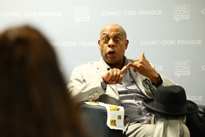 Herec Michael Winslow na Comic-Conu.