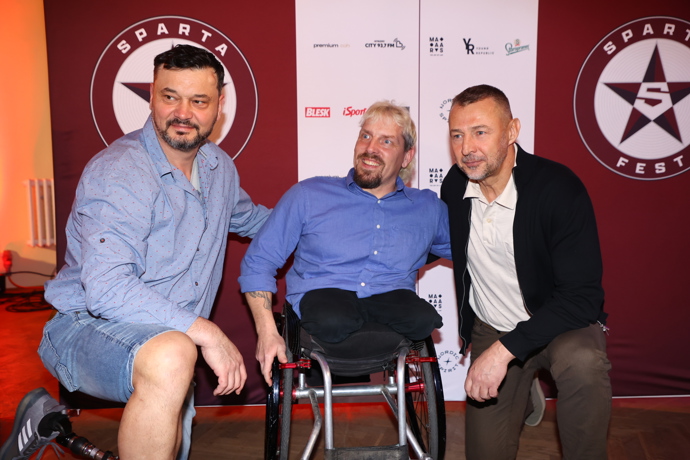 Otevřeně přiznává, že srovnávat výdělky s klasickými profesionály je zatím naprostá utopie.