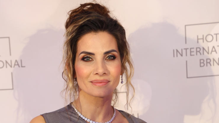 Krásná Eva Decastelo na Plesu v Intru.