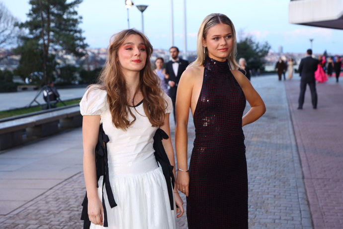 Modrý koberec v Kongresovém centru se plní hosty.