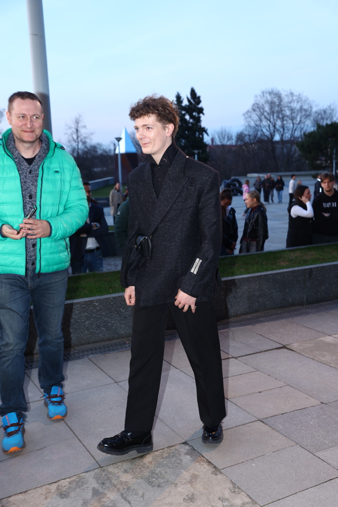 Před narůstající slávou se rozhodl utéct z rušného hlavního města.