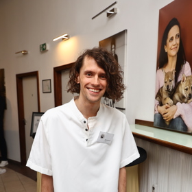 Filip Kratochvíl nějakou dobu žil ve Francii. 