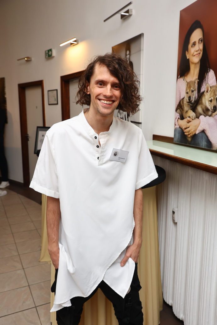 Filip Kratochvíl nějakou dobu žil ve Francii. 